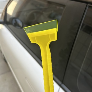 Raspador de hielo Chongteng amarillo de ABS, herramienta multifuncional para remover nieve de las ventanas del coche, para uso en invierno. - Product Image 4