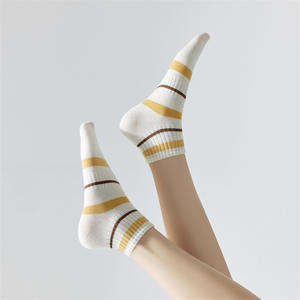 Oferta Quente Atacado Meias Femininas Personalizadas Respiráveis e Confortáveis Antiodor Meias Femininas Fofas Estilo Preppy - Product Image 4