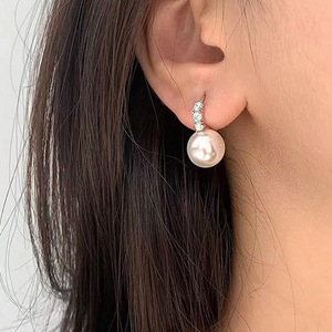 Orecchini Geometrici con Perle Lucide, Eleganti e Delicati, Gioielli alla Moda, Accessorio Minimalista per Uso Quotidiano - Product Image 4
