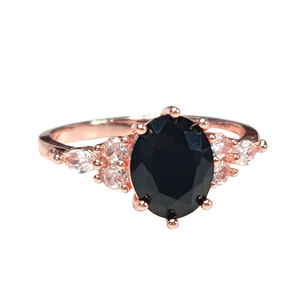 Elegante Anello con Pietra Nera Ovale Placcato in Oro Rosa con Zirconi Scintillanti Laterali per Donne Gioielli Raffinati - Product Image 5