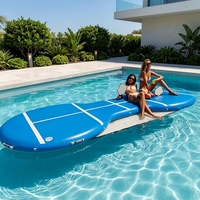 Île flottante gonflable commerciale de loisirs en plein air avec grand terrain de pickleball et quai gonflable flottant à vendre