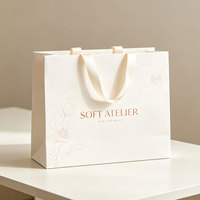 Sac en papier cartonné grande capacité, logo personnalisé, sac en papier de luxe pour l'emballage de vêtements et de chaussures