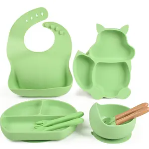 Vaisselle en silicone pour enfants Nouveau design Assiette à succion pour bébé Bol Cuillère Snack Cup Ensemble de dîner en silicone pour bébé Ventouse pour nez de bébé