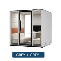Cabine de réunion insonorisée moderne avec panneau acoustique, verre feuilleté, ventilateur d'extraction d'air, panneau de prises et table pour six personnes en centre commercial