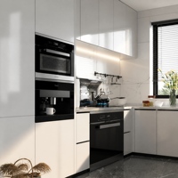 Meuble de cuisine Joysource blanc laqué brillant en mélaminé en forme de L avec vitrine en verre noir et appareils encastrés, sur mesure pour appartement