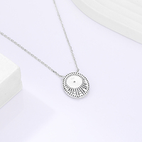 Collier vintage en argent sterling S925 massif avec pendentif fin en opale synthétique bleue ronde et cadre en zircon cubique rayonnant effet soleil