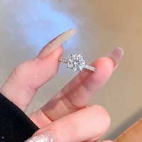Bague classique en moissanite à quatre griffes avec pierre centrale de 1 carat, design premium en laiton