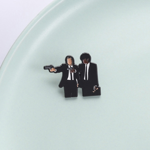 Broche en émail sur le thème du film d'horreur, avec les personnages Vincent Vega et <span class=keywords><strong>Jules</strong></span> Winnfield tenant une arme, pour sac à dos et revers, cadeaux de bijoux amusants - Product Image 1