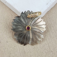 Breloques en forme de fleur à cinq pétales sculptées à la main en nacre noire naturelle, élégantes, pour bijoux DIY et anniversaires