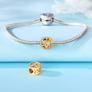 Un colgante de sol y luna en latón blanco calado con detalles dorados, que se puede usar como abalorio espaciador, un amuleto de la suerte DIY para mujeres. - Product Image 2