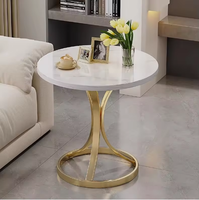 Table d'appoint élégante avec plateau en marbre et cadre en métal doré, design luxueux pour les espaces de vie modernes, portable et durable pour le mobilier de salon
