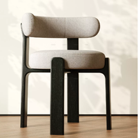 Chaise en bois rembourrée de style nordique, design sculptural géométrique, fauteuil de salle à manger en bois massif pour projets hôteliers et restaurants