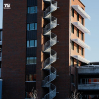 Escalier en colimaçon moderne et durable pour villa, construction en acier inoxydable et bois, garantie de 5 ans, recommandé, assemblé