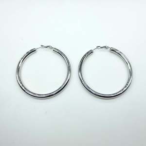Aros de acero inoxidable 316L con baño de oro PVD, resistentes, joyería de moda sostenible para mujer - Product Image 1