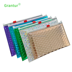 Pochette à Bulles Glamour avec Fermeture Éclair Coulissante – Sac Matelassé Métallique à Fermeture Éclair - Product Image 1