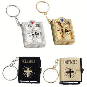 Llavero con Diseño Popular de Biblia Sagrada Miniatura en Inglés y Español, Accesorio Religioso Católico Dorado, Recuerdo - Product Image 3