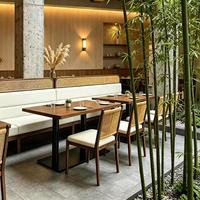 Ensemble de salle à manger inspiré de la nature, style rétraite en montagne, combinaison de banquettes et de tables de café commerciales