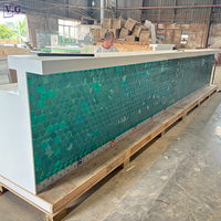 Comptoir de bar sur mesure de luxe haut de gamme en Corian vert mosaïque pour boîte de nuit, hôtel, restaurant
