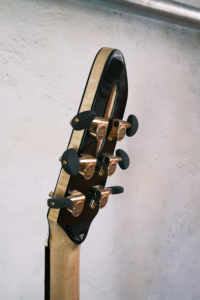 Guitarra Acústica Eléctrica Artesanal Archtop de Arce con Cuerpo Tallado, Tapa Sólida de Yunzhi y Diapasón de Ébano Personalizable - Product Image 6