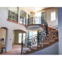Design de balustrade d'escalier en acier forgé pour villa moderne, avec grille simple et graphique, éclairage mural