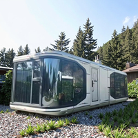 Capsule spatiale préfabriquée moderne pour l'extérieur, idéale pour les écoles, les hôtels, et les tentes mobiles – Design graphique inclus