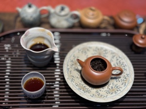Ladrillo de Té Puerh Shu Fermentado Maduro de 250g, Envejecido de los Años 90, Raro, de Fábrica Estatal, Envuelto en Bambú - Product Image 4