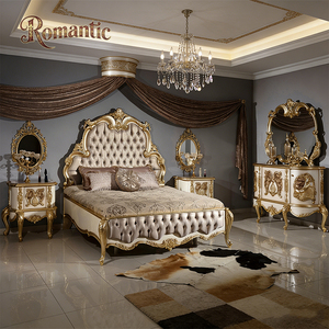 Elegante Cama Queen Size Clásica Europea con Cabecera Doble Acolchada en Terciopelo Beige y Detalles en Dorado, Juego de Dormitorio de Madera Sólida para Mansiones - Product Image 3