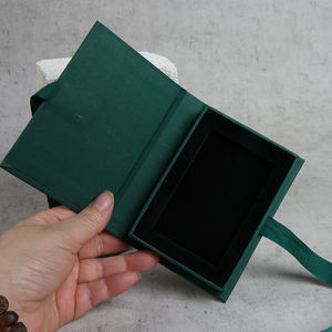 Caja de Joyería Magnética Verde de Alta Gama con Logotipo Personalizado, con Forro de Esponja, Caja de Embalaje de Papel con Cinta - Product Image 2