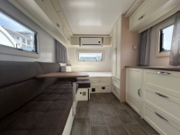 Caravane de camping moderne et légère en aluminium, remorquable, tout-terrain, pour 4 personnes, avec salle de bain intégrée et système solaire