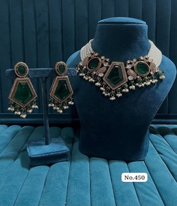 Conjunto de Joyería de Diseño Étnico Fusion con Piedras Dobles Verde Oscuro, Moissanita Polki Premium y Collar de Latón de Alta Calidad - Product Image 1