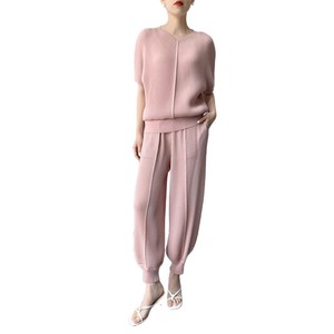 Completo da donna plissettato stile Miyake di alta gamma con motivo a squame di drago, tinta unita, lunghezza <span class=keywords><strong>alla</strong></span> <span class=keywords><strong>caviglia</strong></span>, nuova collezione estate 2025, top con scollo a V e maniche a tre quarti + pantaloni - Product Image 5