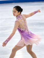 Robe de patinage artistique à manches longues asymétriques rose et violet dégradé, dos ouvert en maille, ornée de strass pour la compétition