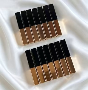 Lápiz labial en tubo dorado con textura mate aterciopelada para iluminar el tono de la piel, resistente al agua y de larga duración, opciones clásicas en varios colores. - Product Image 6