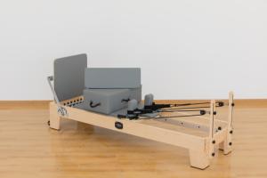 Machine de Pilates Reformer en bois de chêne, durable, portable et réglable, pour studio de Pilates et bien-être - Product Image 5