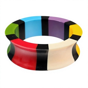 Juego de Brazaletes de Resina Acrílica Amarilla de Lujo 2026, Diseño Moderno y Elegante con Patrón de Puntos Rojos y Negros, Joyería Unisex de Moda - Product Image 4