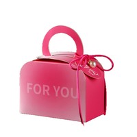 Boîte cadeau réutilisable éco-responsable rouge rosé avec motif en relief, finition brillante/mate et vernis UV pour souvenir de mariage