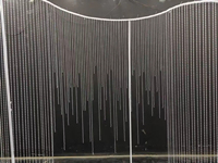 Arche de mariage blanche en fer doré courbé avec support de toile de fond et rideau de cristaux à design miroir
