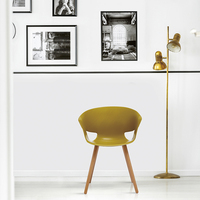 Chaise de salle à manger en plastique moderne de style vénitien avec pieds en bois, fauteuil ergonomique pour la maison, l'hôtel, le café et le restaurant