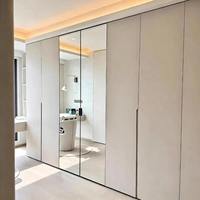 Armoire miroir pleine longueur moderne avec cadre noir fin et étagères ouvertes, placard à portes coulissantes personnalisable pour chambre principale