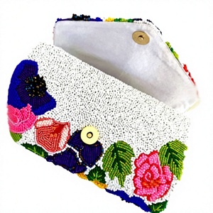 Bolso de Mano Blanco con Cuentas para Mujer, con Forro de Satén con Estampado Floral Colorido y Cierre de Botón - Product Image 1