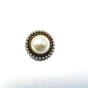 Vente en gros de boutons de perles en métal petits manteaux de vêtements d'extérieur de style parfumé pour femmes boutons ronds en alliage cousus à la main pour femmes - Product Image 6