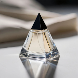 Envase de Perfume de Lujo con Logotipo Personalizado de Fábrica Directa, Botella de Vidrio con Atomizador, 30 ml, 50 ml, 100 ml, Forma Triangular, Transparente, Reutilizable con Atomizador - Product Image 2