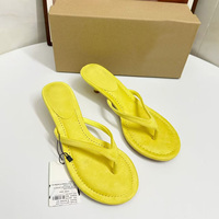 Sandali infradito da donna tinta unita con tacco a spillo basso, cinturino tra le dita, colore kaki, estivi, a punta aperta