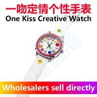 Montre à quartz créative One Kiss en cuir avec bracelet argenté, affichage des aiguilles couleur Joker, étanche