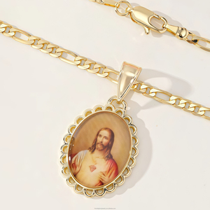 Collana con Ciondolo a Forma di Figura Religiosa, Gioielli Cristiani Placcati in Oro - Product Image 1
