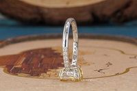 Elegante Anillo de Lujo Hecho a Mano con Tres Diamantes Amarillos Radiantes Cultivados en Laboratorio, Oro Sólido de 14 Quilates, Certificado IGI, Claridad VS+