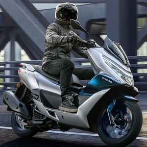Scooter à essence Cfmoto 150Cc noir, moto de banlieue urbaine - Product Image 3