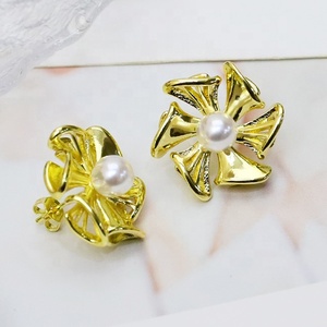 Boucles d'oreilles clous géométriques irrégulières à motif dentelle plaquées or 18 carats pour femme – Idée cadeau - Product Image 1