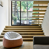 Escalier suspendu intégral intérieur avec garde-corps en verre, finition personnalisée, luxe léger, duplex surélevé