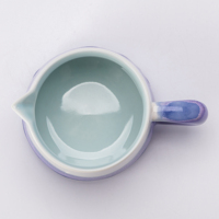 Ensemble tasse et soucoupe à café en porcelaine color block avec cuillère dorée, motif vague texturé, design personnalisable et écologique